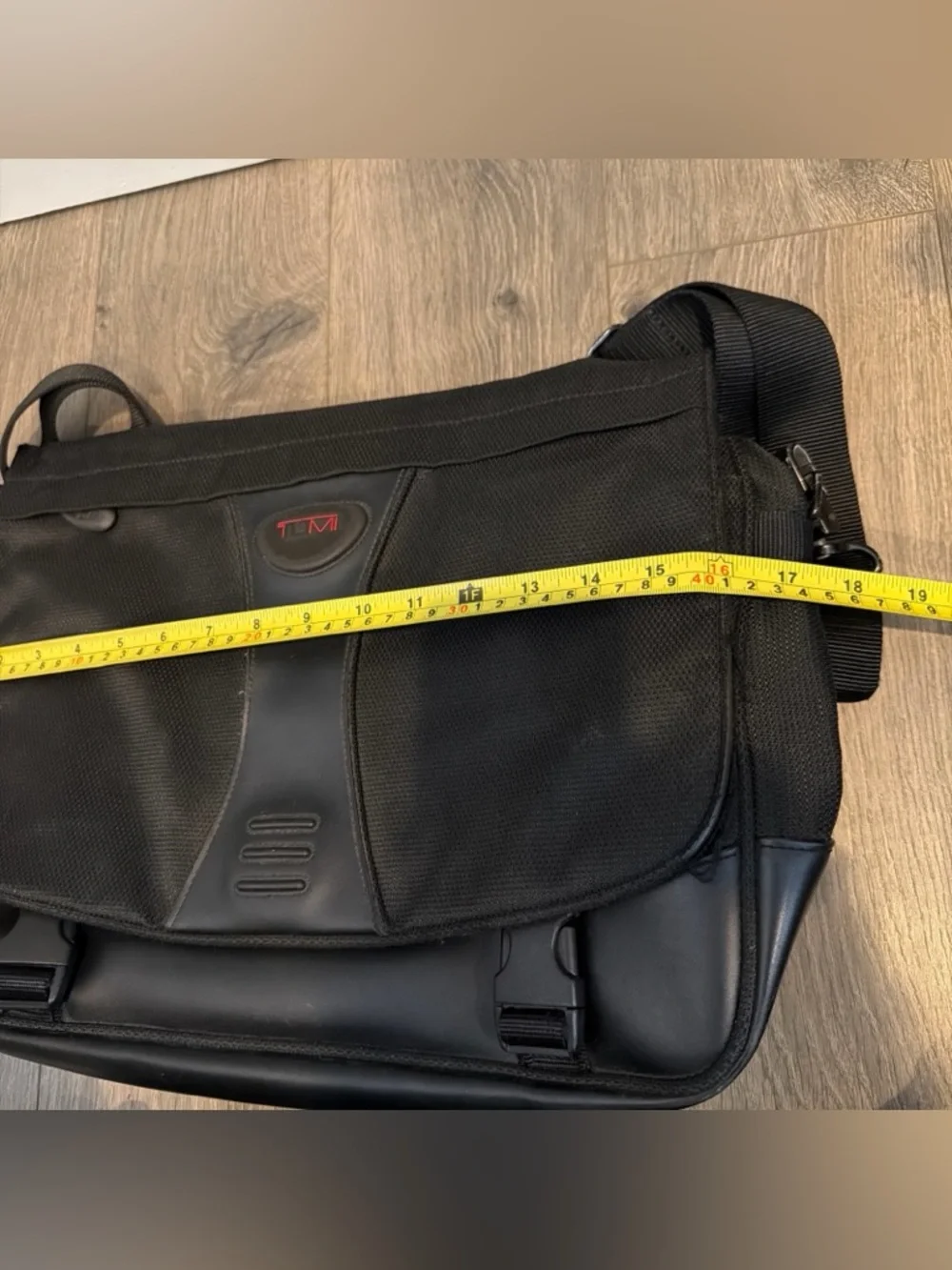 Tumi T2 Tech Bag Black Ballistic Expandable Messenger Laptop‎ Bag Satchel Travel